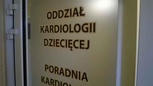 Lekarze i pielęgniarki z oddziału kardiologii dziecięcej w szpitalu przy Arkońskiej w Szczecinie boją się utraty pracy. Jak mówią, takie mogą być konsekwencje przeniesienia oddziału do szpitala w Zdrojach. Obawy mają też rodzice małych pacjentów. Zarządzający szpitalami urząd marszałkowski zapewnia, że nie ma się czego bać.