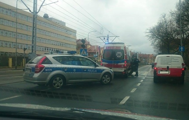 Wypadek na ulicy Mickiewicza przy Twardowskiego w Szczecinie. We wtorek po 16 zderzyły się tam dwa samochody.