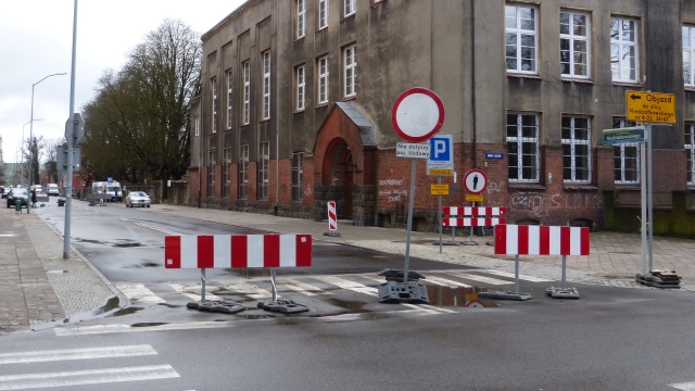 Odcinek ul. Niedziałkowskiego w Szczecinie bez przejazdu. Mimo że robotnicy skończyli układać nowy ciepłociąg, a asfalt jest już gotowy, to auta nie mogą tamtędy przejeżdżać, bo nie domalowano fragmentu pasów przy przejściu dla pieszych. Wykonawca tłumaczy, że przeszkadza w tym pogoda. Zarząd Dróg twierdzi, że można to zrobić.