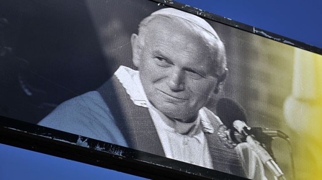 1 kwietnia 2005 roku zapadnie na zawsze w pamięć kibiców i piłkarzy Pogoni Szczecin oraz Lecha Poznań. Ligowy mecz Portowców w Kolejorzem został przerwany w 39 minucie. W trakcie zawodów pojawiła się przedwczesna informacji o śmierci papieża Jana Pawła II.