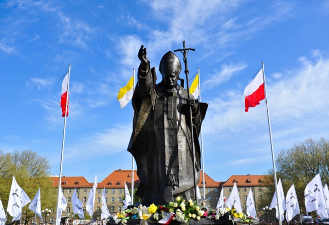 Papież-Polak zmarł 2 kwietnia 2005 roku o 21.37. Kościół Katolicki wspomina świętego w październiku, jednak w rocznicę śmierci ludzie powracają myślami do wydarzeń sprzed dekady.