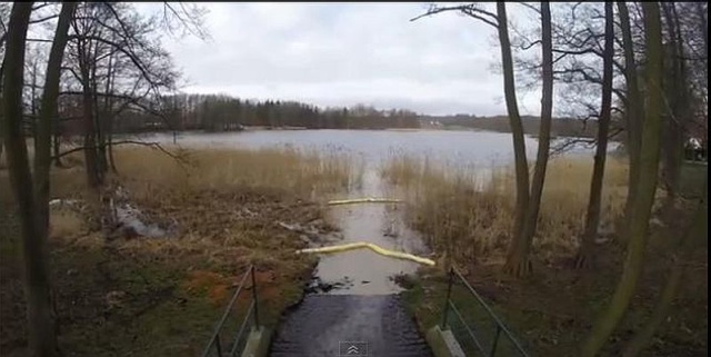 Przynajmniej kilka godzin potrwa usuwanie parafiny z jeziora Trzesiecko w Szczecinku. Substancja nad ranem wyciekła z zakładu Kronospan.