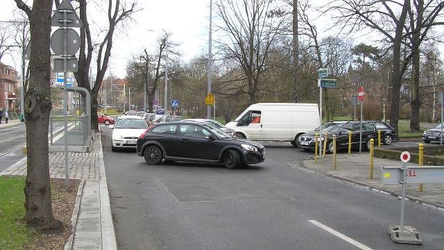 Ulica Wawrzyniaka w Szczecinie między skrzyżowaniem z ulicą Królowej Korony Polskiej, a placem Gałczyńskiego jest w obu kierunkach nieprzejezdna.