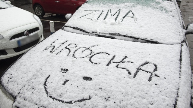 Przed krótkimi, ale intensywnymi opadami śniegu ostrzegają synoptycy. Możemy się ich spodziewać jeszcze przez kilka dni.