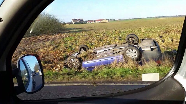 Kolejne dachowanie na Szosie Polskiej w Szczecinie, około 6:40 z drogi wypadł samochód osobowy. Kierowca i pasażer mają niegroźne obrażenia.