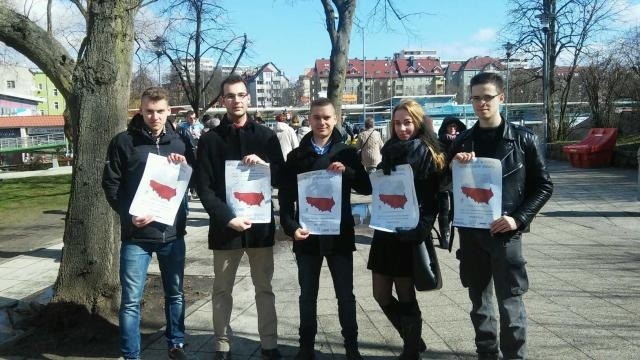 Członkowie Młodzieży Wszechpolskiej namawiali w piątek na szczecińskim targowisku Manhattan do kupowania polskich produktów.