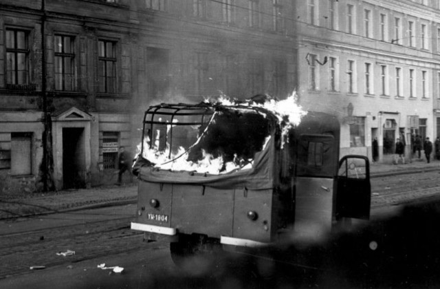 Miejsca, gdzie zginęli ludzie podczas pacyfikacji Szczecina w grudniu 1970 roku chcą oznaczyć członkowie Stowarzyszenia Grudzień 70 - Styczeń 71.