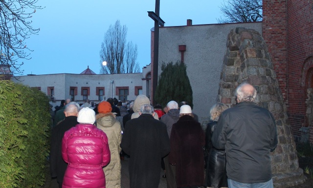Trzeba uszanować duchowość ludzi, a w Kościele jest miejsce na wiele tradycji liturgicznych - m.in. tak księża tłumaczą fakt, że w niektórych kościołach procesje rezurekcyjne odbywają się w niedzielę rano, podczas gdy w innych były one zwieńczeniem sobotnich nabożeństw.