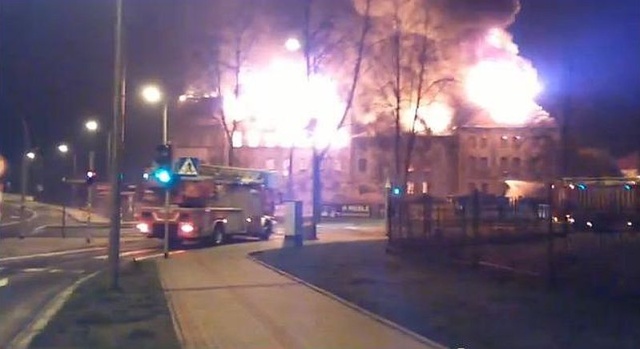 Zabytkowy młyn z początku XIX wieku niemal doszczętnie spłonął w nocy w Tarnowie.