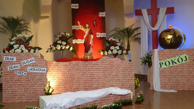W jednej ze szczecińskich parafii Grób Pański jest nie tylko wspomnieniem męki i śmierci Chrystusa, ale ma także symbolizować wołanie o pokój na świecie.