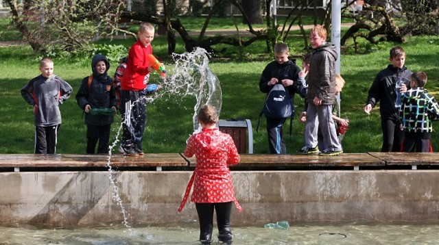 Kiedyś symbolizował pożegnanie zimy i nadejście wiosny. Dziś jest przede wszystkim dobrą zabawą - zwłaszcza dla dzieci. W drugi dzień Świąt Wielkanocnych przypada lany poniedziałek zwany również śmigusem-dyngusem.