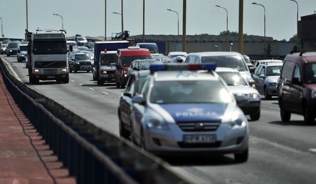 Z okazji świąt na drogach pojawiło się więcej samochodów i policyjnych patroli. W związku z tym od piątku trwa akcja Bezpieczna Wielkanoc.