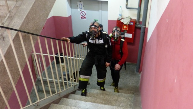 Szczecińscy strażacy przygotowują się do zawodów Firefighter Stairrun w Berlinie. W Poniedziałek Wielkanocny, w ramach treningu, biegali po schodach wieżowca przy ulicy Niedziałkowskiego.