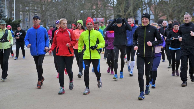Kilkudziesięciu szczecińskich biegaczy trenowało we wtorek na Jasnych Błoniach. To rozgrzewka przed majowym biegiem Wings for Life World Run. Nie będzie to jednak typowy wyścig, ponieważ to nie uczestnicy biegną do mety, ale meta ściga ich.