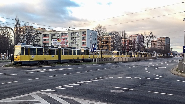 Gniazdka USB do ładowania komórek, tabletów oraz czytników ebook039ów na przystankach, w autobusach i tramwajach. Taki pomysł ma Łukasz Listwoń, radny osiedla Szczecin-Centrum. Wniosek o zajęcie się tym tematem przekazał radnym z komisji ds. inicjatyw społecznych.
