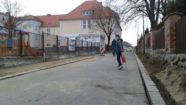 Ulica Szkolna w Nowogardzie będzie jak nowa, dzięki pieniądzom z Gminnego Programu Profilaktyki i Rozwiązywania Problemów Alkoholowych. Tymczasem w ustawie o wychowaniu w trzeźwości czytamy, że Pieniądze przeznaczone na gminny program rozwiązywania problemów alkoholowych nie mogą być wydawane na inwestycje.