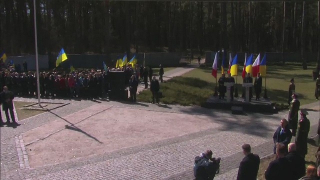 Trzeba pamiętać o zbrodni katyńskiej, by świat nie szedł w złą stronę - mówił Bronisław Komorowski na Ukrainie podczas uroczystości 75. rocznicy obchodów zbrodni katyńskiej na cmentarzu wojennym w Bykowni.