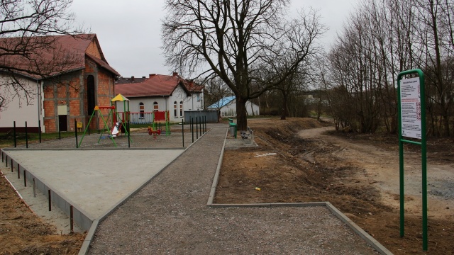Nowy plac zabaw stanął u zbiegu ulic Hożej, Żelaznej i Wendeńskiej w Szczecinie, gdzie trwa budowa parku rekreacyjnego.