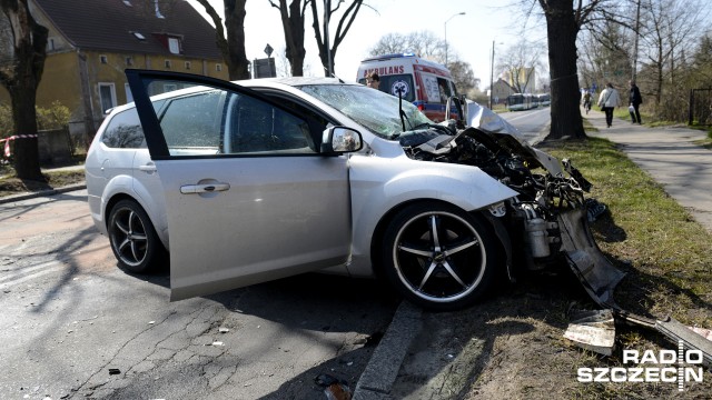 Dwie osoby zostały ranne w wypadku w szczecińskich Podjuchach. W piątek przed południem między zjazdem z ul. Floriana Krygiera, czyli dawną Autostradą Poznańską, a ul. Granitową ford focus zderzył się z tirem.