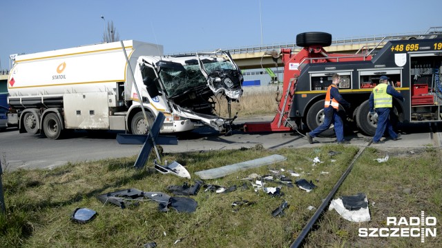 Dwa samochody zderzyły się na drodze wojewódzkiej nr 162 w okolicy Wartkowa. Do stłuczki dostawczego mercedesa z fiatem doszło w piątek rano.