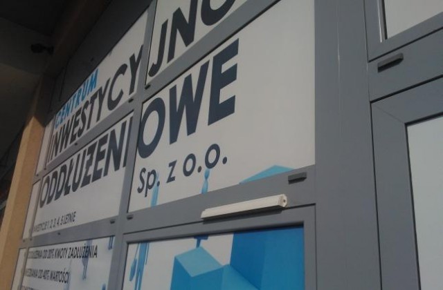 Naciągnęli prawie tysiąc osób na co najmniej 29 milionów złotych - twierdzi prokuratura. Teraz grozi im więzienie i gigantyczna grzywna. Akt oskarżenia przeciwko prezesowi stargardzkiego parabanku Robertowi O. i jego 13 współpracownikom jest już w sądzie.