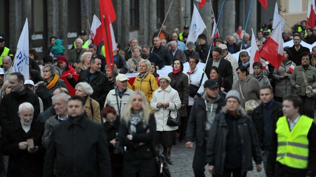 Blisko 350 osób przeszło ulicami Szczecina w Marszu Pamięci. Uczestnicy oddali w ten sposób hołd ofiarom katastrofy smoleńskiej. W piątek mija pięć lat od kiedy rządowy Tupolew rozbił się w Rosji.