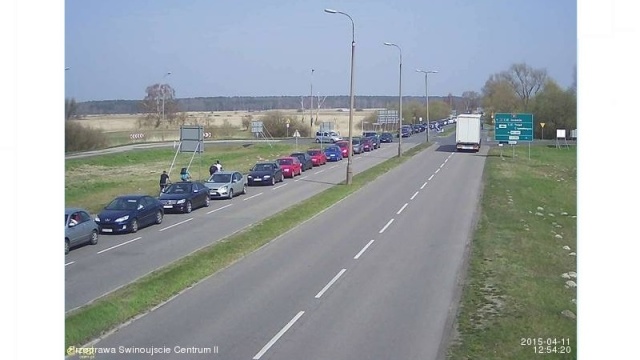 Kolejki na przeprawie promowej w Świnoujściu Karsiborze, czyli tej z której mogą korzystać turyści.
