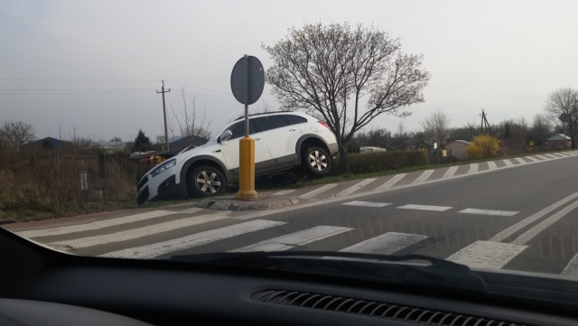 Chevrolet wpadł do rowu w Przecławiu. Do zdarzenia doszło w sobotę ok. godz. 17 na drodze krajowej nr 13.