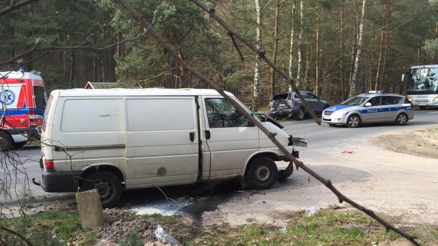 Wypadek w okolicach przeprawy promowej w Świnoujściu-Karsiborze. Ze wstępnych ustaleń wynika, że dostawczy Volkswagen, podczas manewru wyprzedzania, wjechał w tył osobowego Chevroleta, który próbował zmienić pas i zjechać na pobocze.