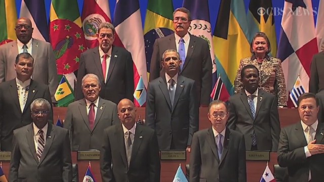 Pierwszy raz od 50 lat amerykański polityk uścisnął rękę decydentowi z Kuby. Doszło do tego w Panamie podczas szczytu obu Ameryk. Prezydent USA Barack Obama w świetle fleszy przywitał się z kubańskim przywódcą Raulem Castro. Liderzy obu krajów zdecydowali się też na krótką rozmowę.