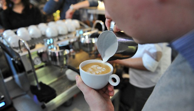 Dlaczego nie należy kawy zalewać wrzątkiem i lepiej nie dodawać do niej zimnego mleka oraz jak stać się baristą we własnej kuchni - m.in. tego będzie można dowiedzieć się podczas drugiego dnia Festiwalu Kawy w Starej Rzeźni na szczecińskiej Łasztowni.