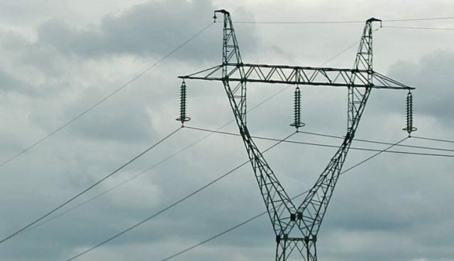 Silny wiatr zrywa linie energetyczne w regionie. Mieszkańcy nie mają prądu, a kable wysokiego napięcia spadły też na autobusy.