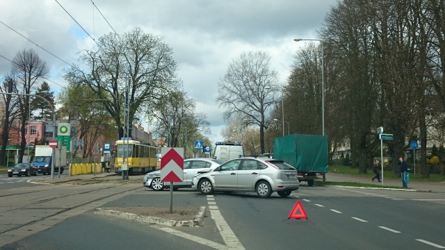 Jedna osoba została ranna w wyniku wypadku, do którego doszło na skrzyżowaniu alei Wojska Polskiego z ulicą Michałowskiego w Szczecinie. W poniedziałek przed południem zderzyły się tam ford i volkswagen.