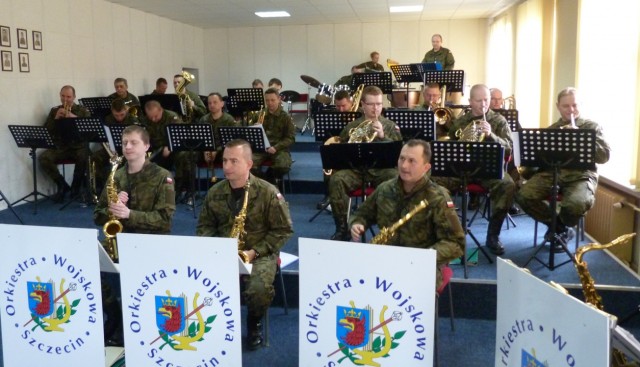 70 lat skończyła Szczecińska Orkiestra Wojskowa. Pierwszy koncert zagrała podczas obchodów pierwszomajowych w 1945 roku. 35-osobowa wówczas orkiestra wykonała hymny Polski i ZSRR oraz marsz Krakowskie dzieci.