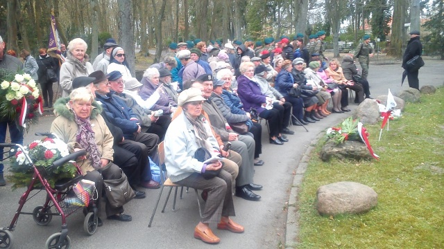 W poniedziałek mija 75 lat od rozpoczęcia przez Sowietów egzekucji polskich oficerów. Na Cmentarzu Centralnym przy Krzyżu Katyńskim odbył się apel poległych, złożono też wieńce kwiatów.