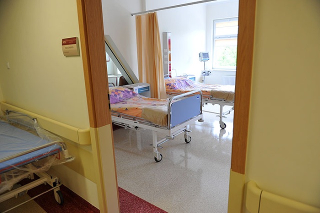 W Polsce przypada 0,8 lekarza geriatry na 100 tysięcy mieszkańców - takie dane publikuje NIK w swoim najnowszym raporcie. Według Izby, brakuje też łóżek geriatrycznych.