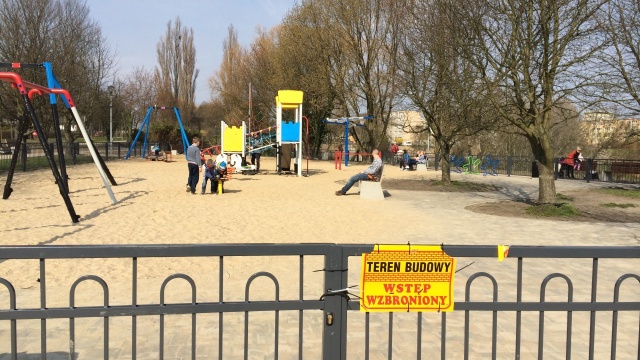 Dzieci bawią się na placu budowy i to w obecności rodziców. Mimo tabliczek Wstęp wzbroniony mieszkańcy notorycznie korzystają z placu zabaw i skateparku w pobliżu remontowanego Stawu Brodowskiego w Szczecinie.