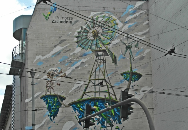Szczeciński graficiarz promuje województwo zachodniopomorskie w Poznaniu. Na budynku centrum handlowego Kupiec Poznański powstał ogromny mural przedstawiający trzy wiatraki, logo województwa i napis Pomorze Zachodnie.