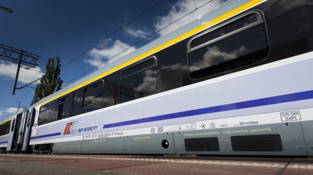 Pociąg PKP Intercity z Warszawy do Świnoujścia przez Szczecin na miejsce dojedzie z blisko półtoragodzinnym opóźnieniem.