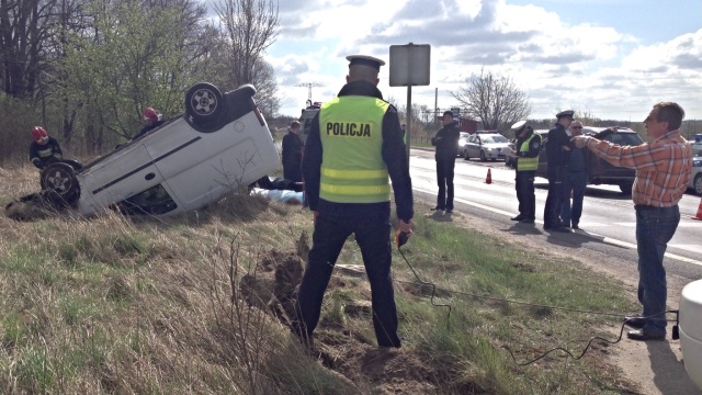 Nie żyje kierowca samochodu, który dachował na ulicy Floriana Krygiera w Szczecinie. Zmarł mimo reanimacji.