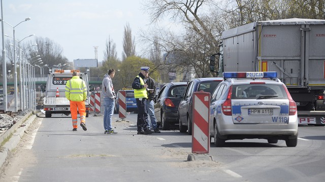 Dwa samochody zderzyły się na Estakadzie Pomorskiej w Szczecinie. Do kraksy doszło w czwartek po godz. 13.