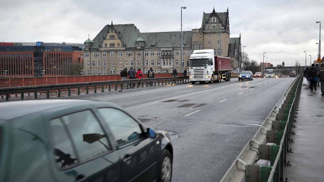 Kolejne kłopoty z przejazdem czekają na kierowców przejeżdżających przez Most Długi w Szczecinie. W piątek wieczorem Zarząd Dróg i Transportu Miejskiego przystępuje tam do wymiany nawierzchni. Podczas prac kierowcy będą mogli jeździć tyko jednym pasem ruchu.