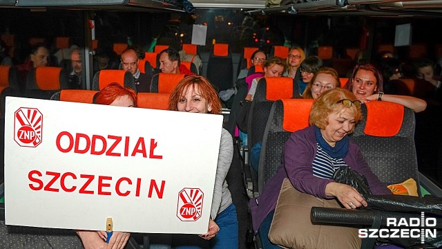 Ponad siedmiuset nauczycieli z województwa zachodniopomorskiego pojechało protestować do Warszawy. W piątek wieczorem z kilku miast w regionie, między innymi z Gryfic, Kołobrzegu czy Świnoujścia wyjechało kilkanaście autobusów.
