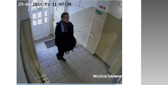 Policja szuka sprawców włamania do szpitala w Gryfinie. Funkcjonariusze zabezpieczyli monitoring w placówce i opublikowali wizerunek dwóch mężczyzn.