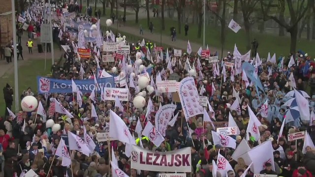Kilkadziesiąt tysięcy osób przeszło ulicami Warszawy. W większości byli to nauczyciele, którzy domagali się m.in. walki z umowami śmieciowymi, chcieli też podwyżek płac i przechodzenia na emeryturę po 35 latach pracy dla kobiet i 40 latach pracy dla mężczyzn.