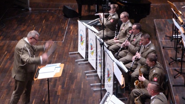 70 lat skończyła Szczecińska Orkiestra Wojskowa. Urodzinowy koncert zespołu odbył się w poniedziałek wieczorem w nowym gmachu filharmonii w Szczecinie.