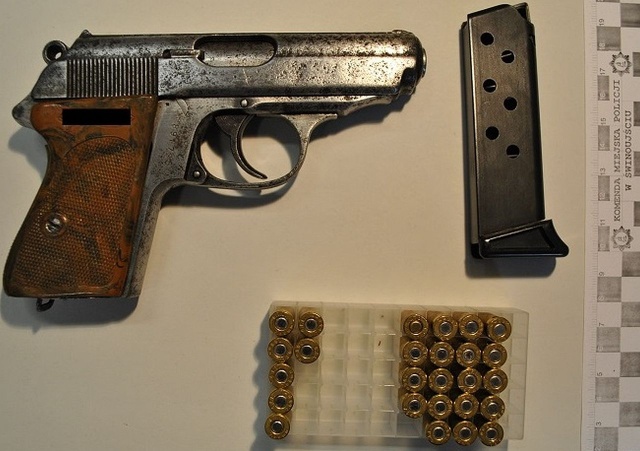 Policjanci ze Świnoujścia zatrzymali w niedzielną noc pijanego niemieckiego kierowcę. Miał prawie dwa promile alkoholu w wydychanym powietrzu a w kieszeni broń załadowaną ostrą amunicją.