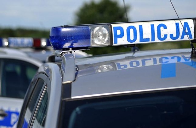 Policja szuka sprawcy nocnego wypadku w Stargardzie Szczecińskim. Kierowca samochodu osobowego uderzył w lampę i uciekł z miejsca zdarzenia.