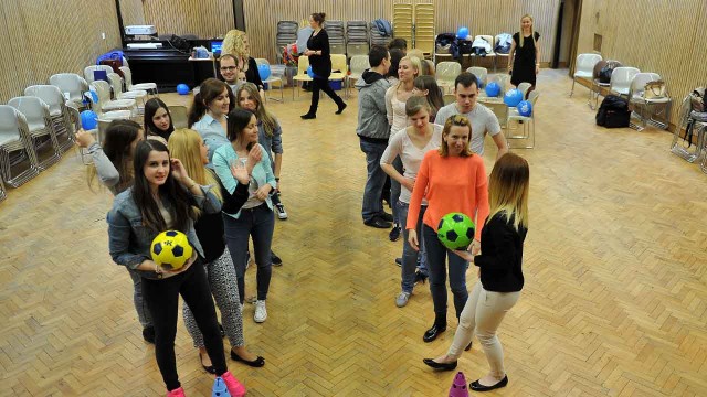 Nietypowa lekcja języka niemieckiego odbyła się we wtorek w szczecińskim Domu Marynarza. Studenci i licealiści uczyli się słówek, tańcząc i biorąc udział w różnych grach. Wszystko to w ramach projektu Deutsch Wagen Tour.