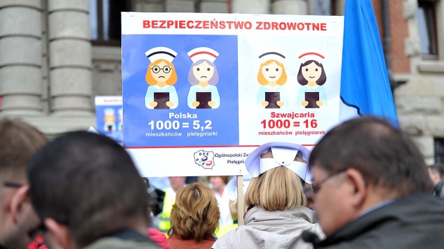 200 pielęgniarek i położnych protestowało w południe przed Zachodniopomorskim Urzędem Wojewódzkim w Szczecinie. Podobne manifestacje odbyły się w całej Polsce.